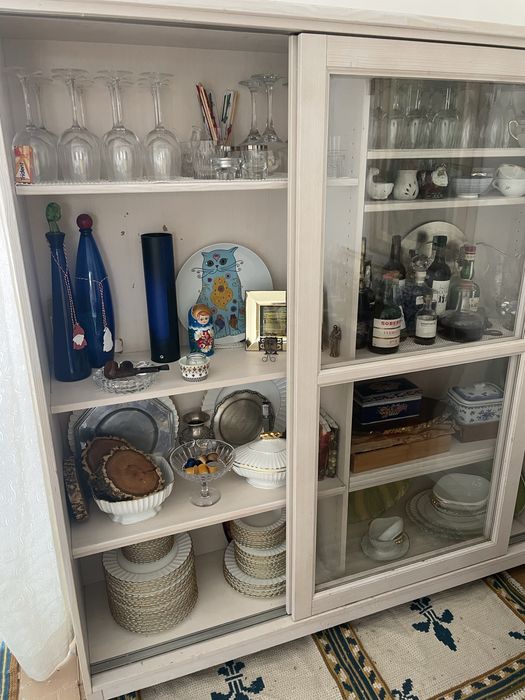 Louceiro de madeira maciça, branco com portas em vidro.