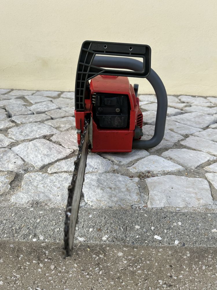 Motoserra Efco usado completo e custa a pegar..