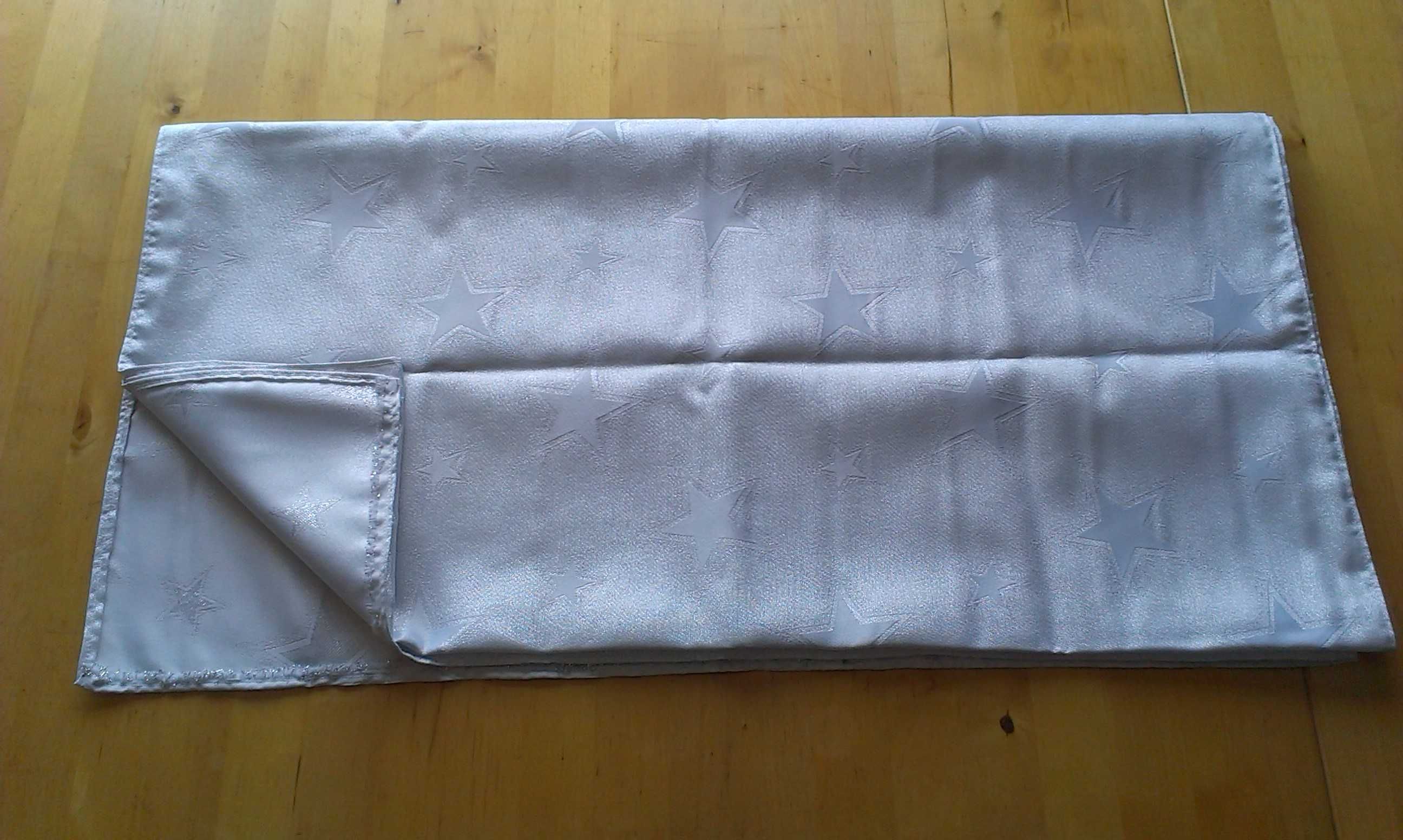 Biały świąteczny obrus w gwiazdki 90cm x 180cm