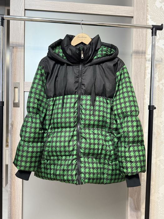 Модная стильная курточка с капюшоном S-M размер