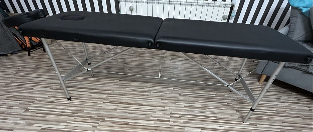 Czarny stół do masażu