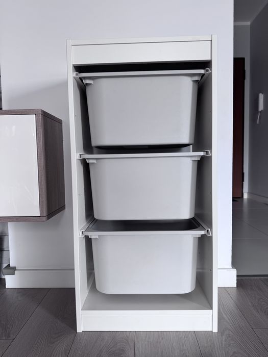 Regał trofast ikea z trzema pojemnikami