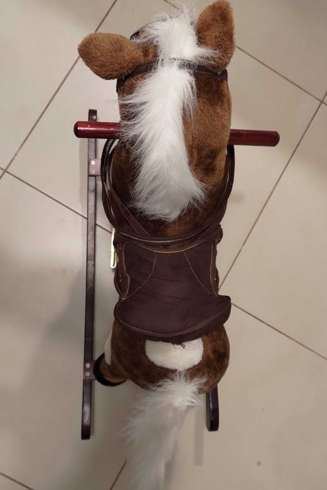 Konik na biegunach - wydaje dźwięki i rusza pyszczkiem