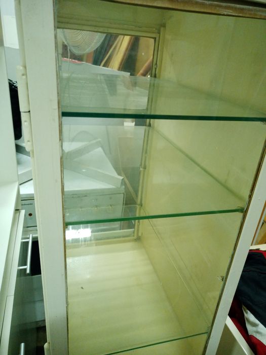 Stara szafka metalowa, gablota, witryna