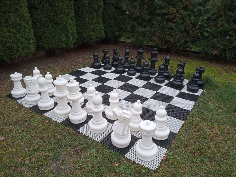 Duże szachy ogrodowe