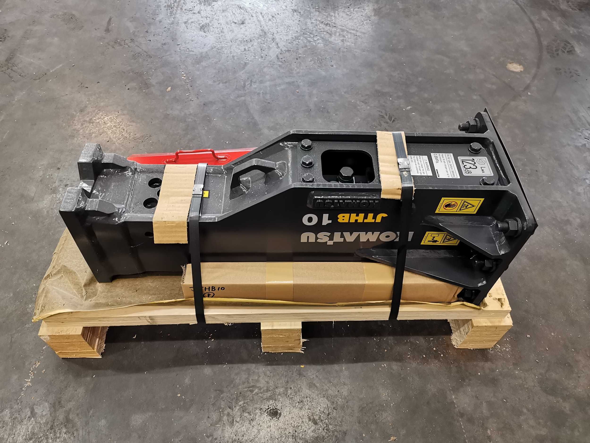 Młot hydrauliczny wyburzeniowy KOMATSU JTHB10 do koparki JCB