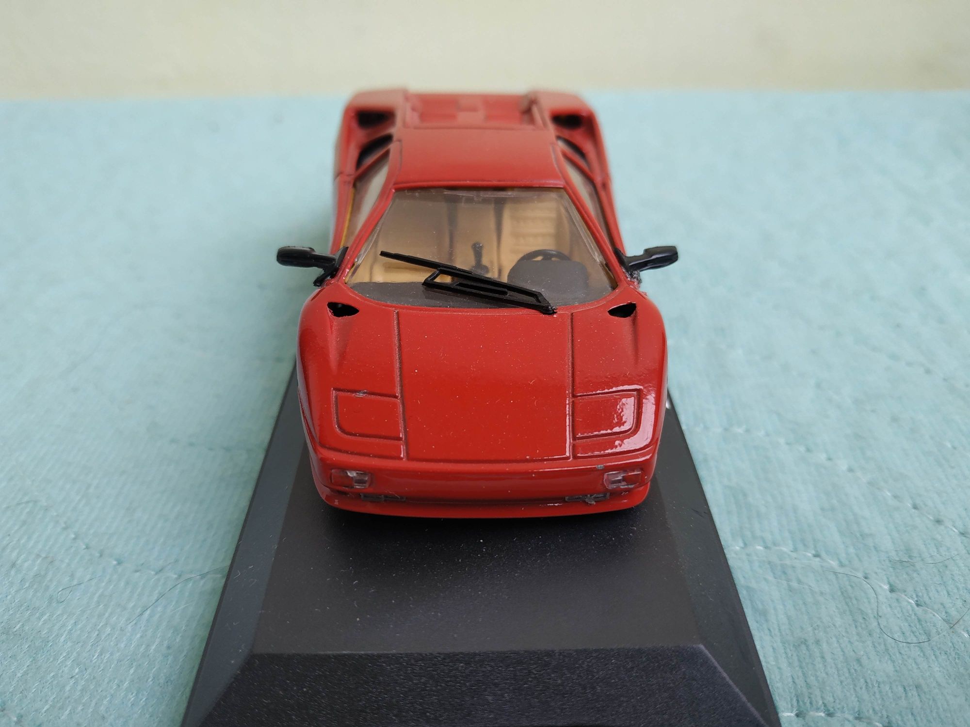 Масштабные модели 1:43 автомобилей Lamborghini Diablo и Ferrari 275.