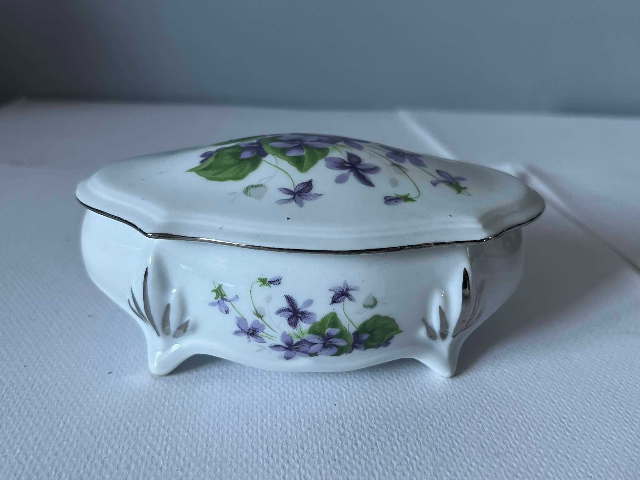 Porcelanowa szkatułka puzderko La Violeta Madrid fiołek fiołki