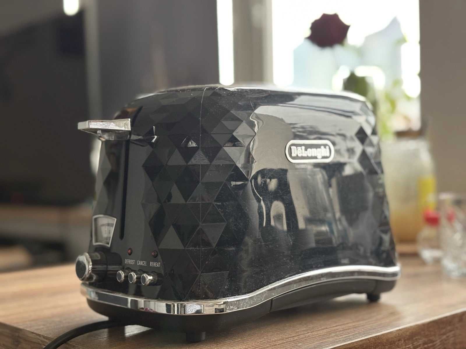 Toster DeLonghi Brillante czarny. Tworzy ciepły chleb.