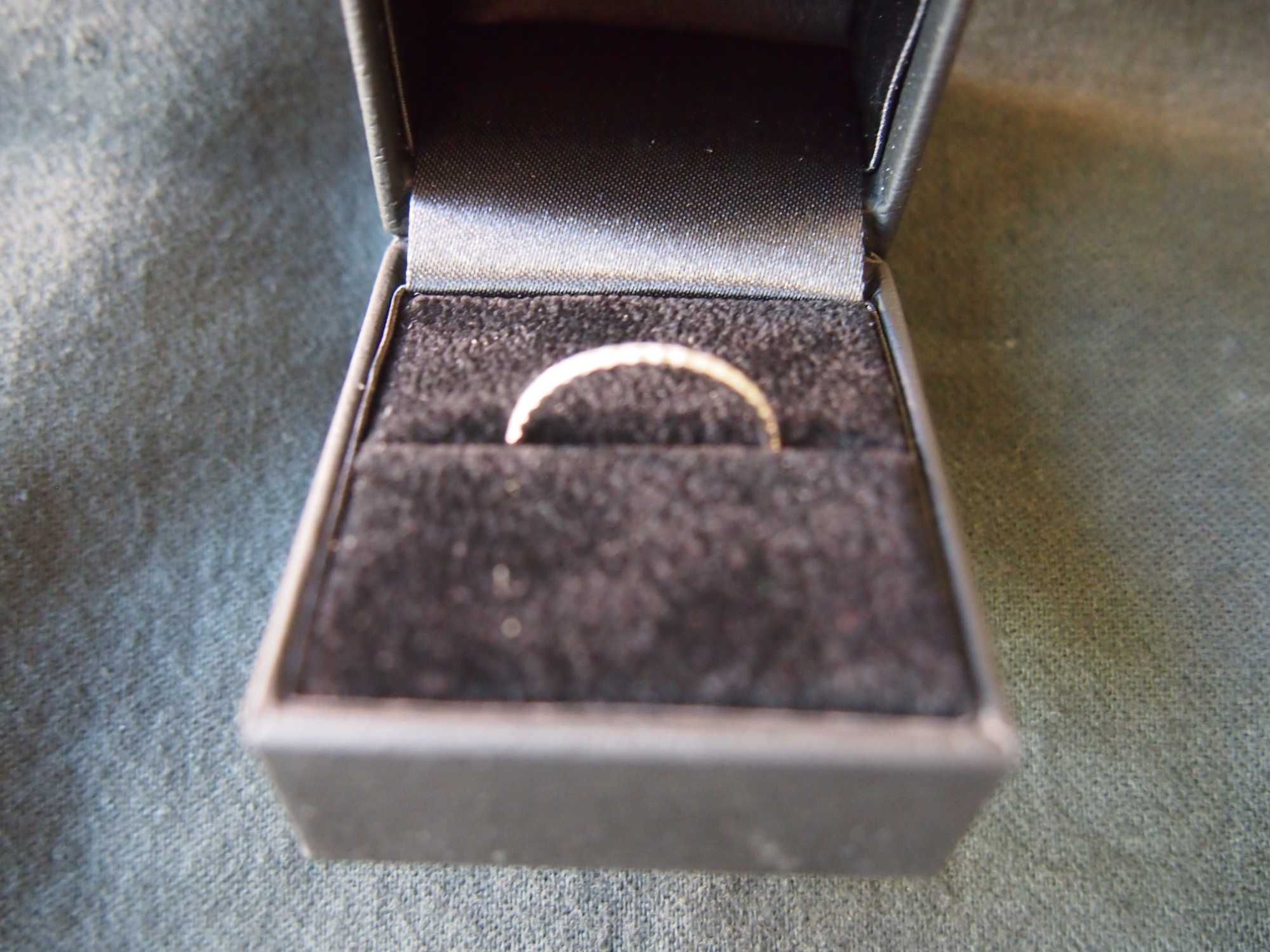 Anel de noivado - ouro branco 18k com diamantes