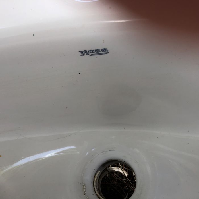 Lavatório de encastrar da marca Roca