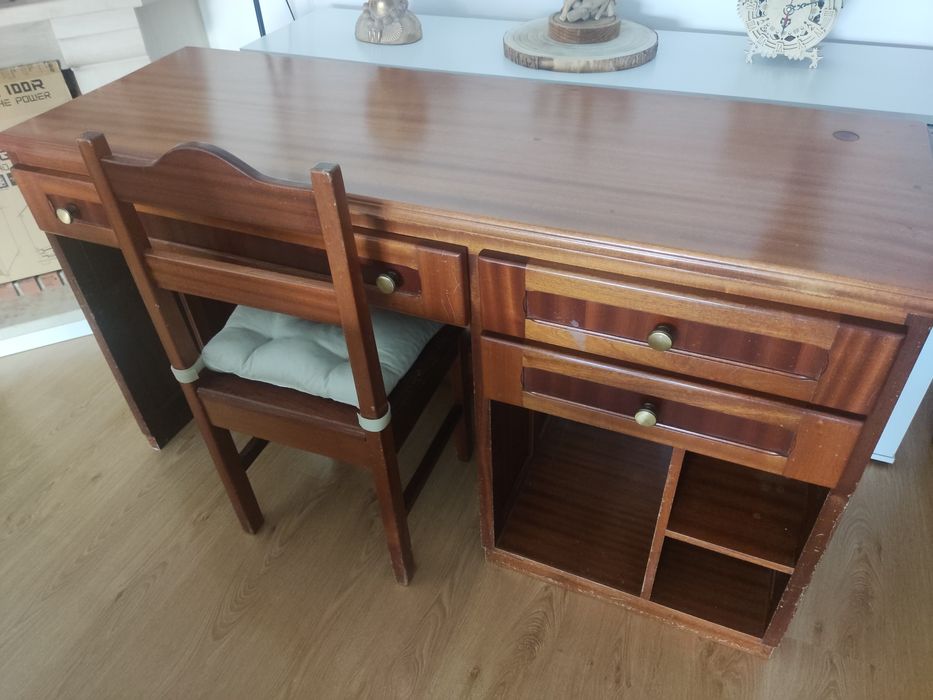 Secretária e cadeira de mogno