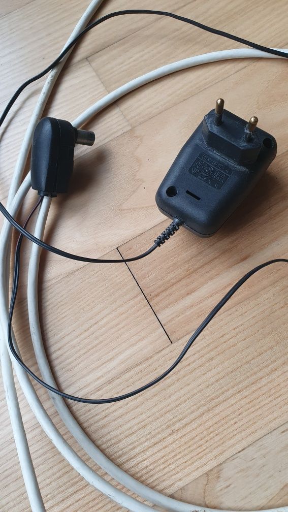 Antena Philips szerokopasmową 80x60x10 że wzmacniaczem