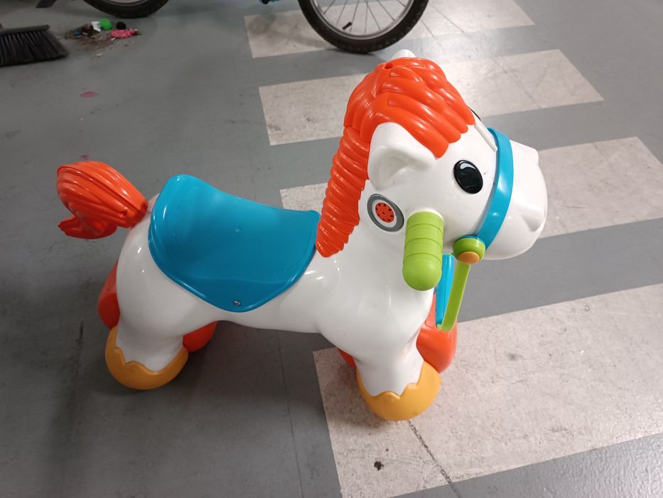 Cavalo com rodas para criança