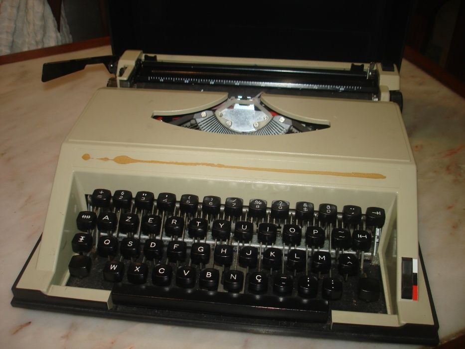 Vendo Máquina de Escrever Antiga