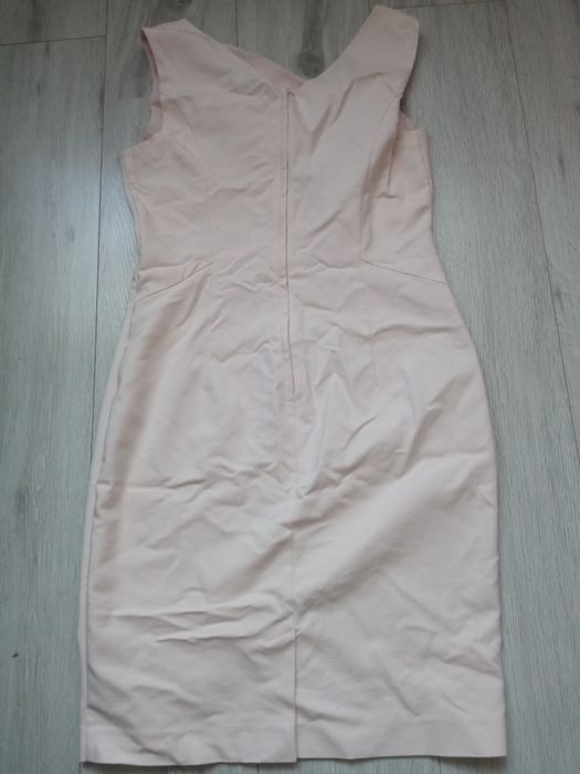 Morelowa sukienka Orsay z asymetrycznym dekoltem