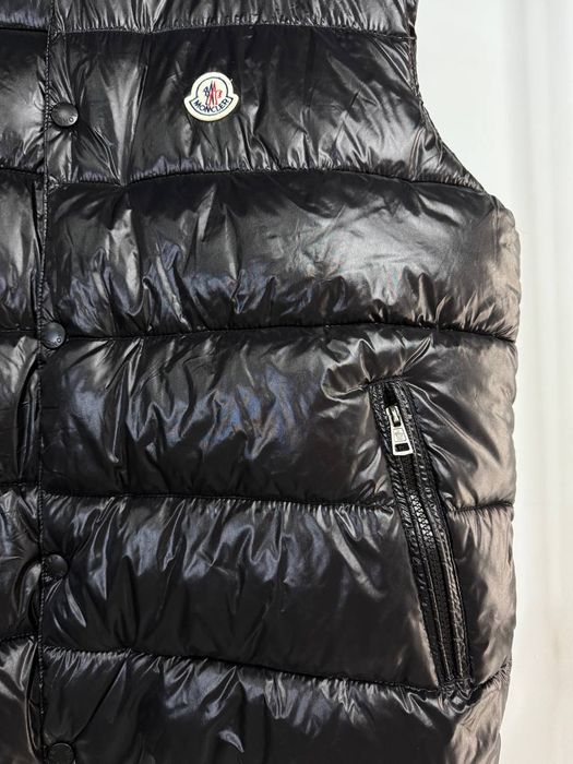 Жилетка Moncler // фірмова фурнітура