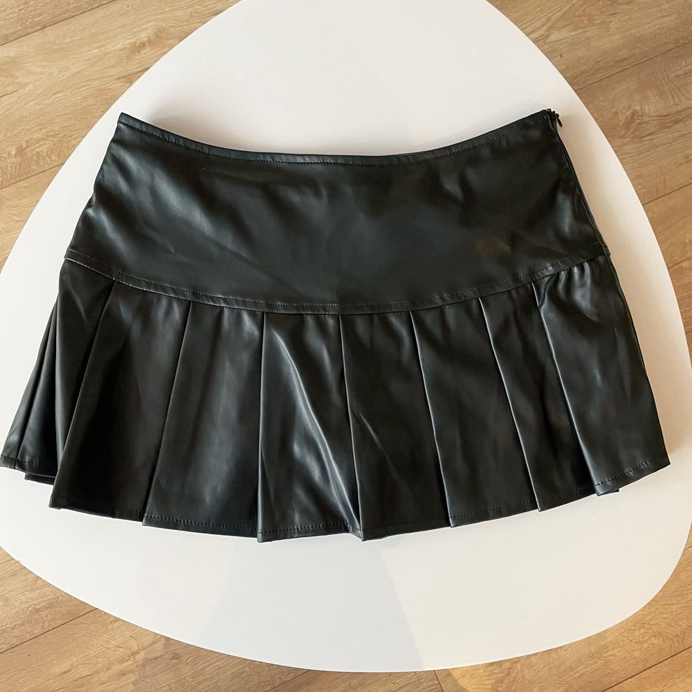 Czarna skórzana spódnica mini XS sexy rave techno z wyciętymi sercami