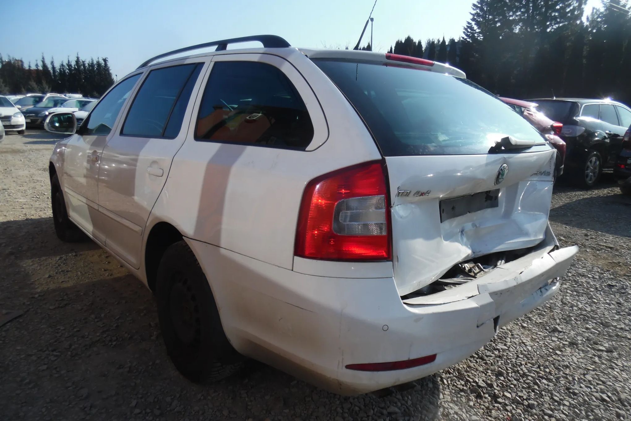 Skoda Octavia 2010r, 1.6 TDI, 4x4, Lekko uszkodzony prawy przód i tył. Jeździ.