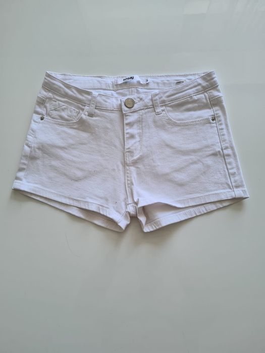 Białe krótkie spodenki Sinsay
