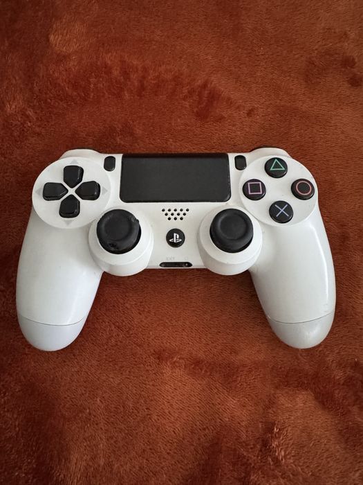 PlayStation 4 500GB + 2 comandos + 6 jogos + estação de carregamento