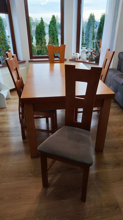 Stół rozkładany z krzesłami