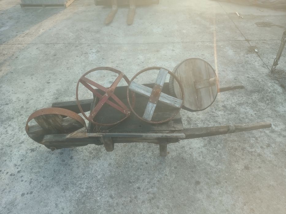 Rodas de carro de mão antigas