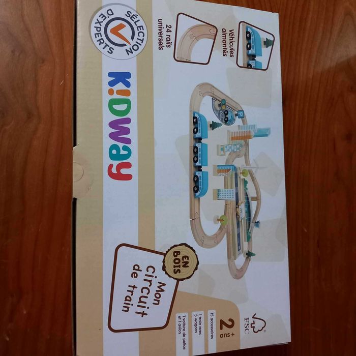 Circuito de comboio em madeira com aeroporto NOVO com 20% de desconto