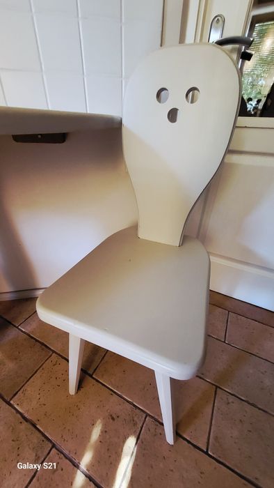 Krzesła, stół i szafki z drewna