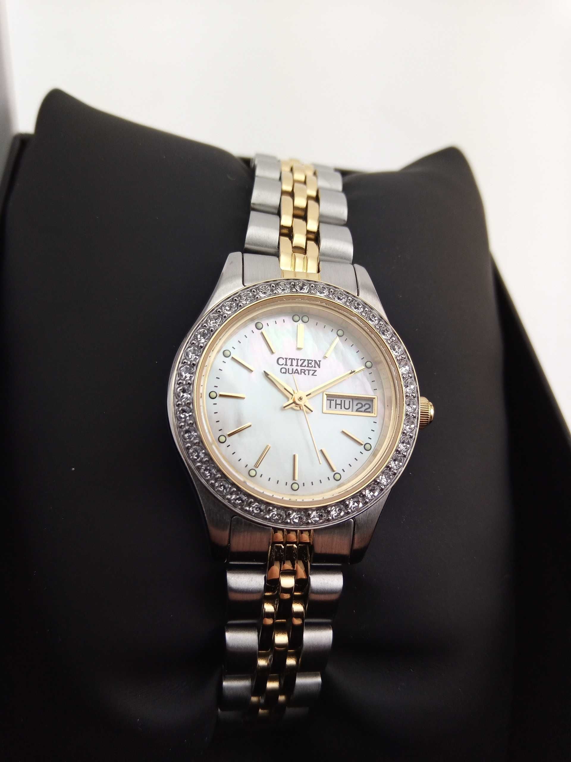Японские женские часы Citizen EQ0534-50D с камнями Swarovski
