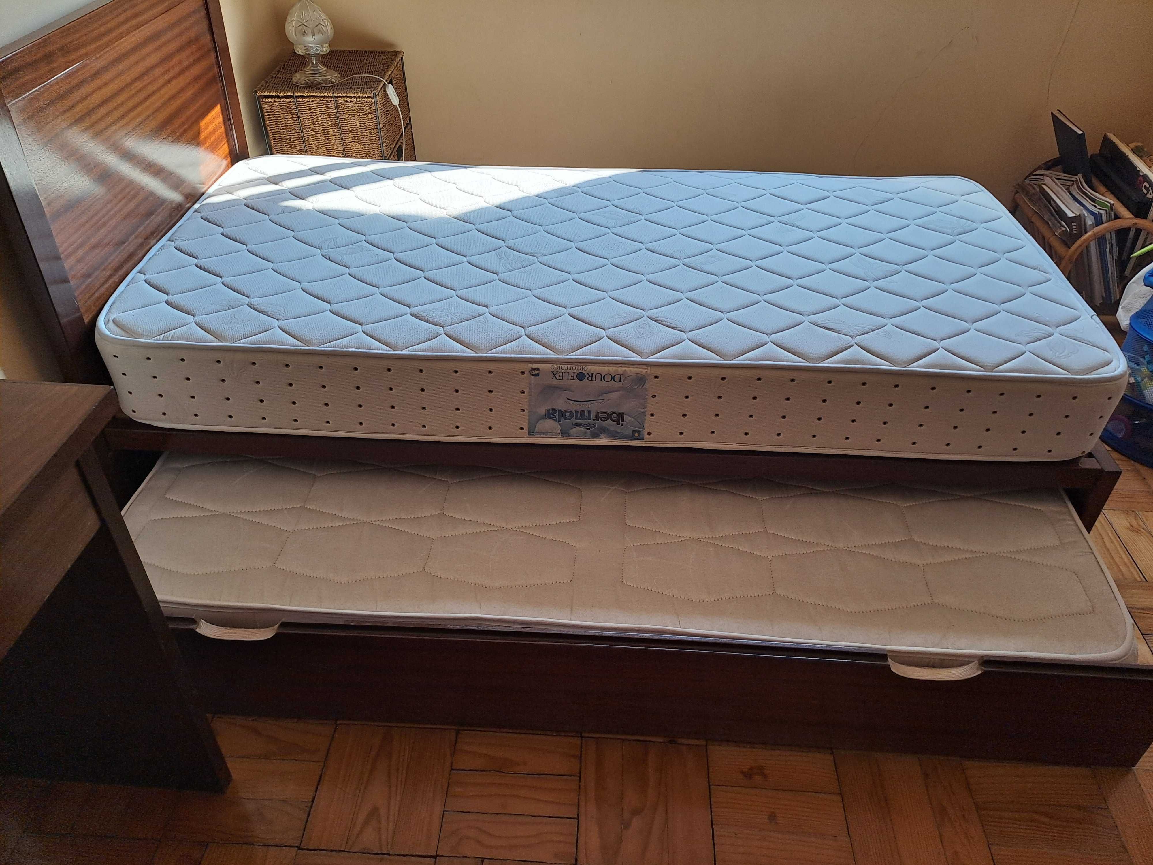 cama solteiro dupla com colchões + secretária