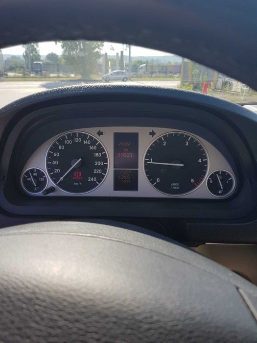 Mercedes-Klasa B Godny  Uwagi Jasny środek.