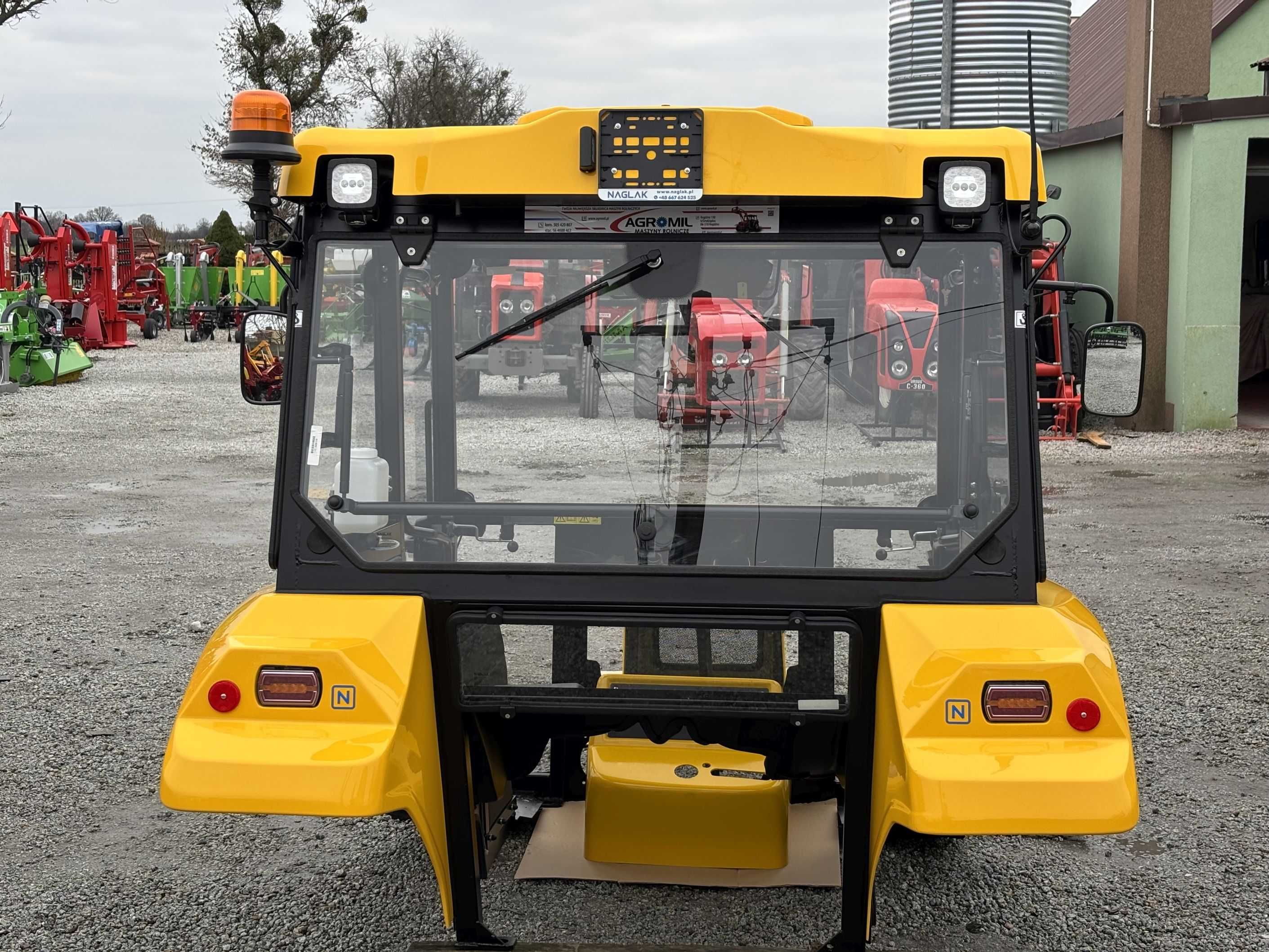 Kabina C-360 z błotnikami BTW X 2023 Naglak maska 04 kolor żółty