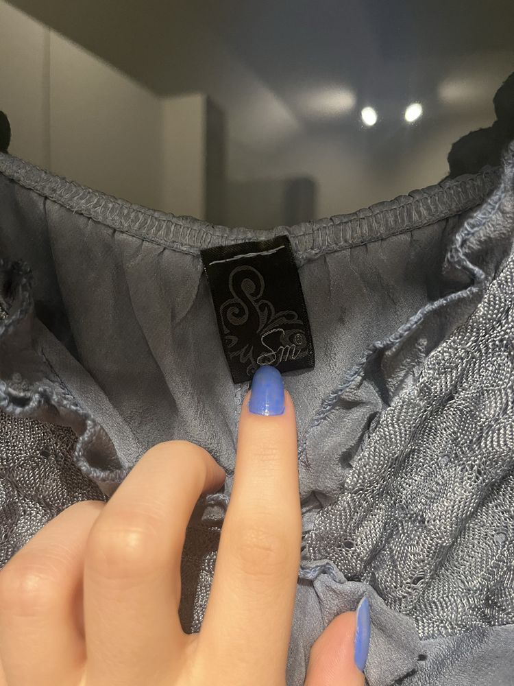 Szara bluzka na ramiączkach z jedwabiem