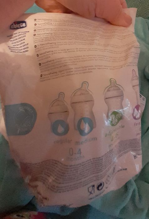 Zestaw dla przyszłej mamy. Nowe butelki, smoczek, wkładki laktacyjne i