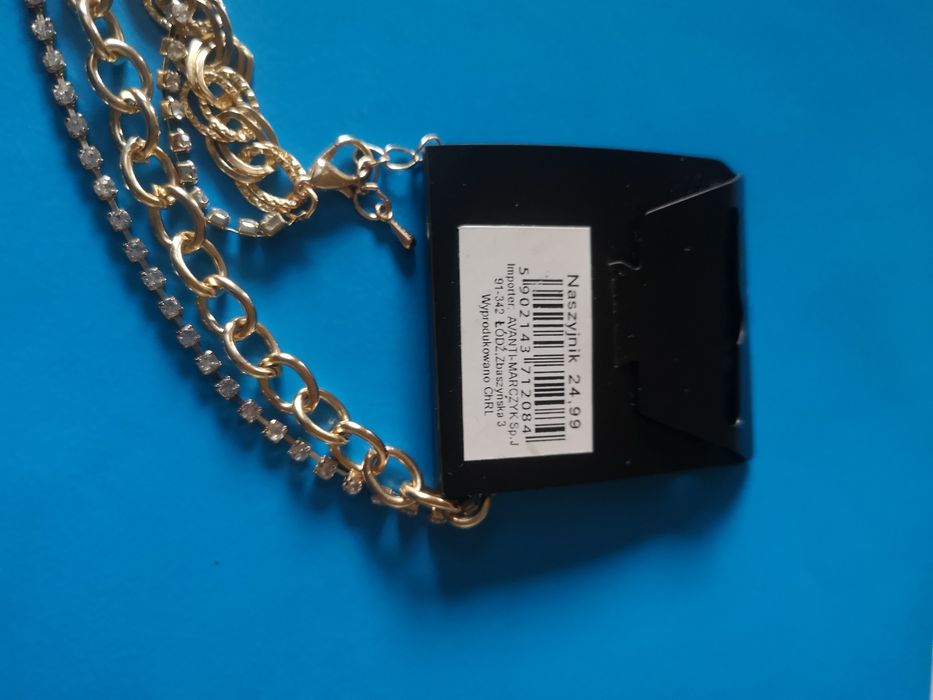 Podwójny łańcuszek w kolorze złota.