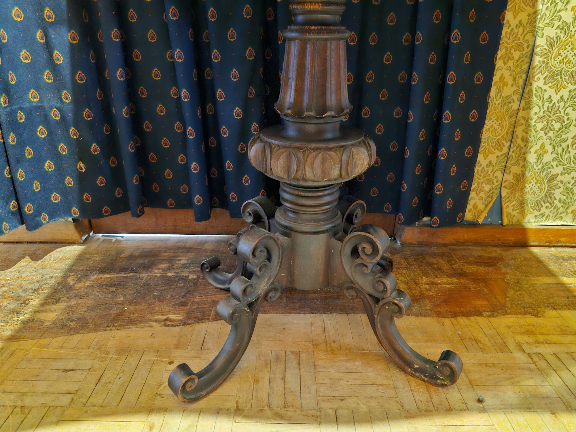 Mesa de jogo, antiga com pé em talha trabalhada