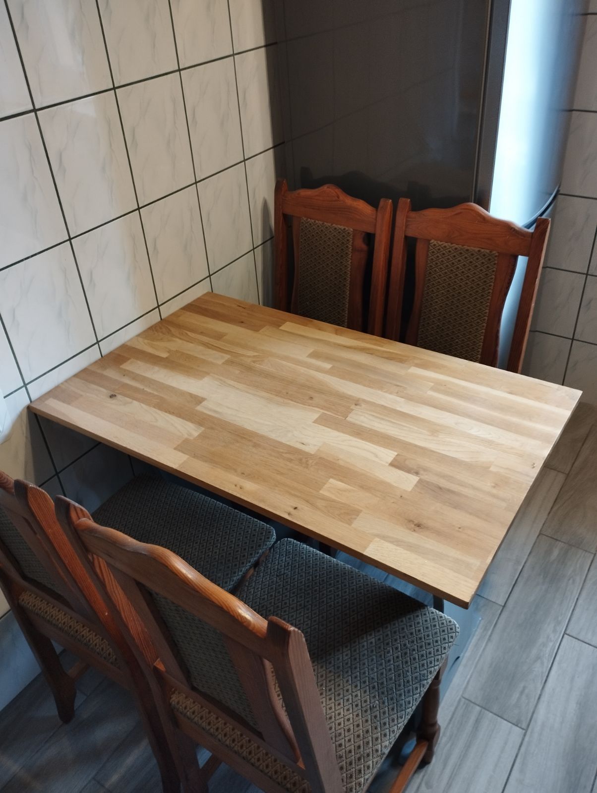 Meble kuchenne ze stołem z krzesłami