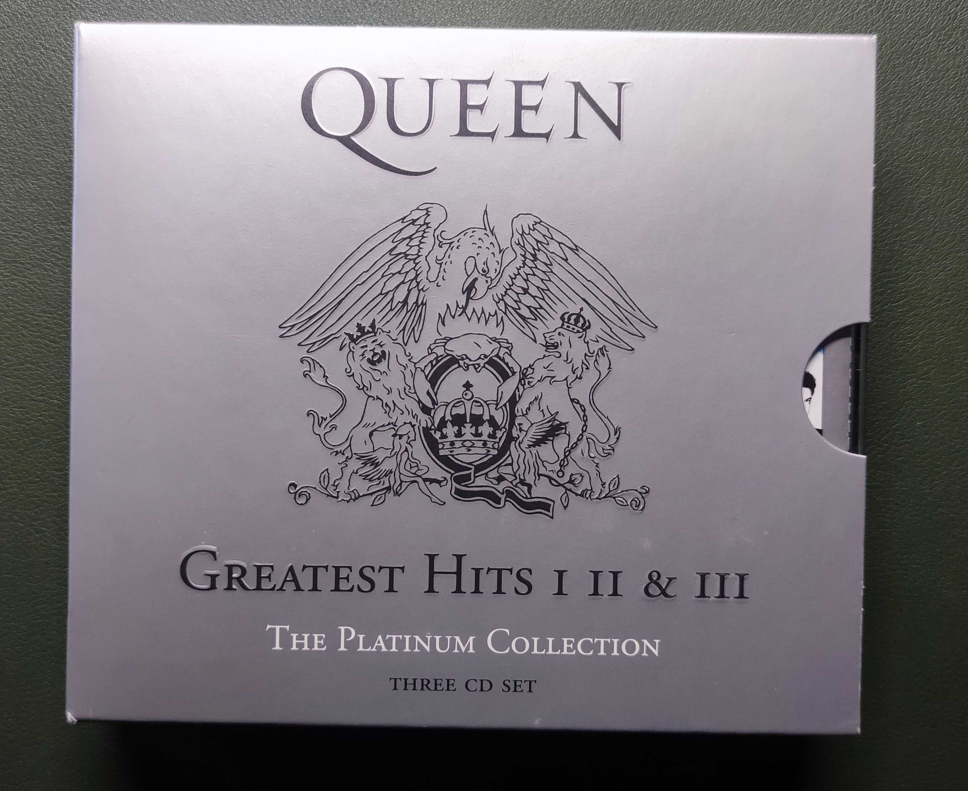 Caixa de lata com CD's e T-Shirt dos Queen