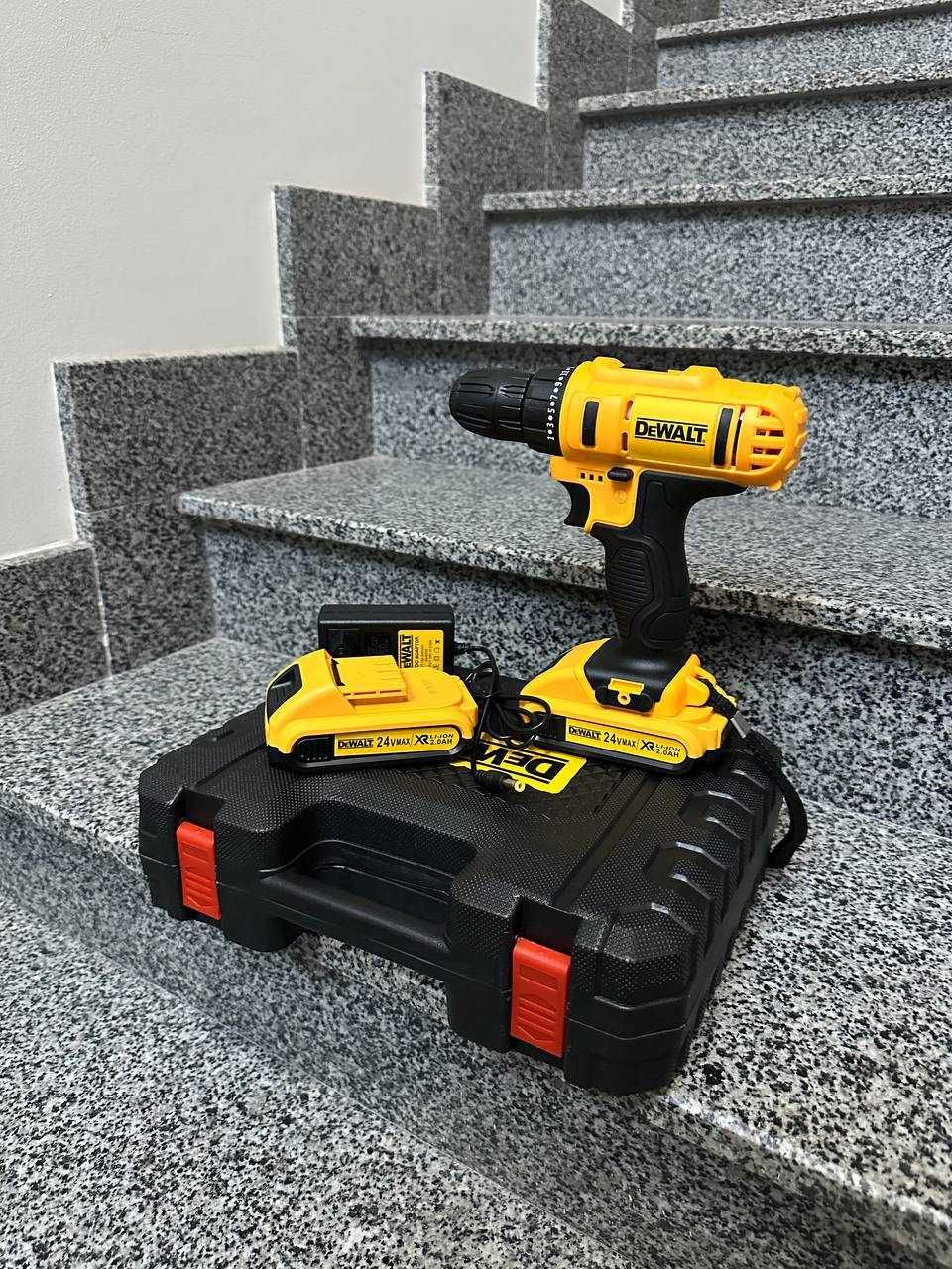 DeWalt Шуруповерт аккумуляторный безщеточный в кейсе с инструментами