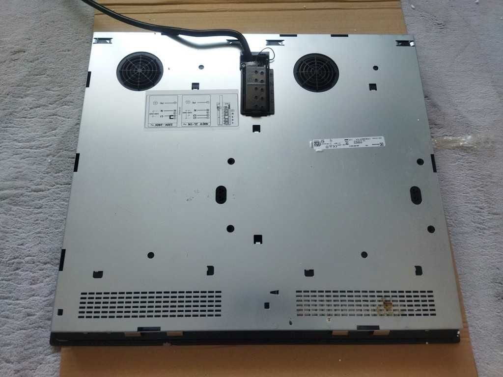 Płyta indukcyjna Elektrolux EHH6540FOK. Pęknięte szkło