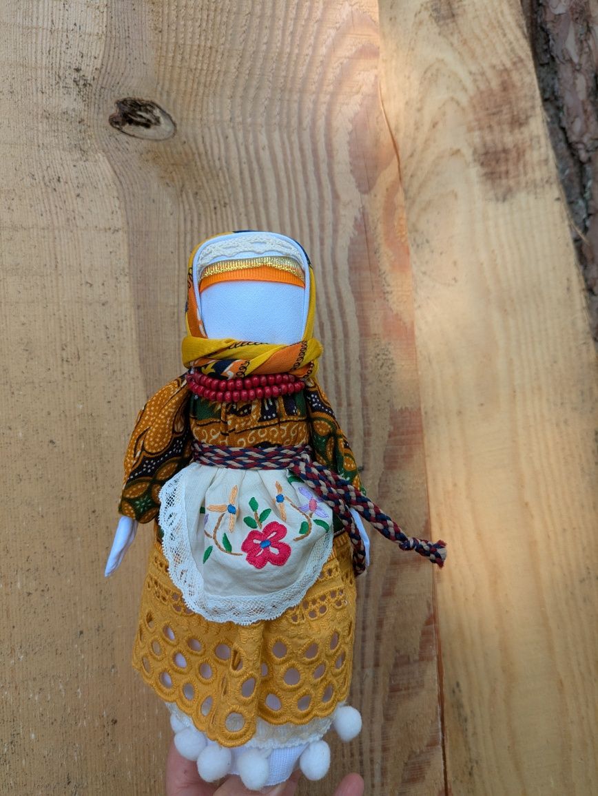 Ręcznie robiona słowiańska lalka-motanka – amulet ochronny domu