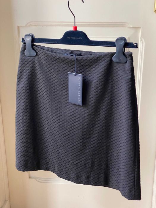 Saia preta italiana Trussardi forrada sem bolsos marca de luxo Nova