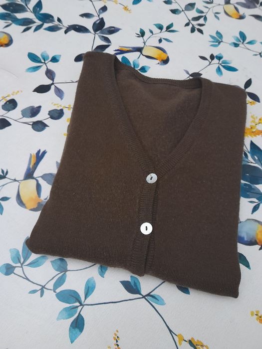 Casaco castanho botões madre pérola