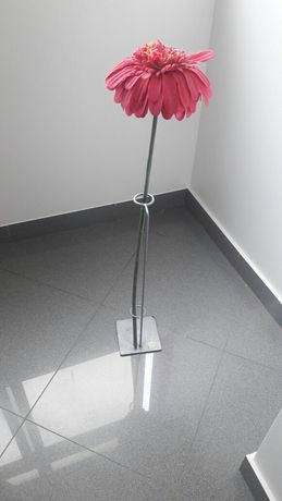 Flor decorativa com suporte
