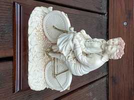 Figurka z alabastru para na rowerze na drewnianej podstawie