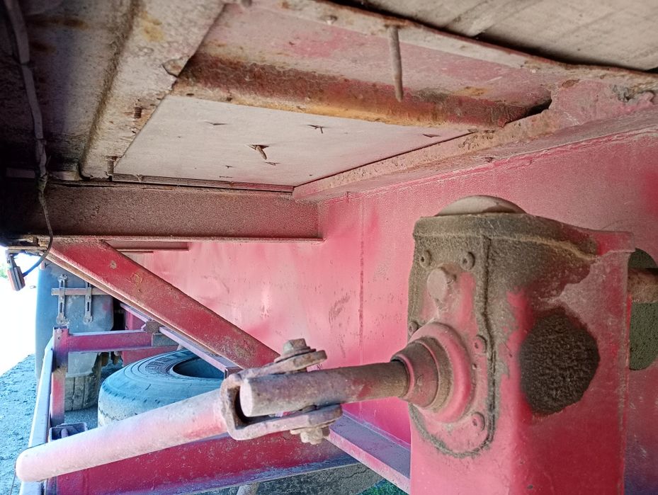 Напівпричіп зерновоз в доброму стані.