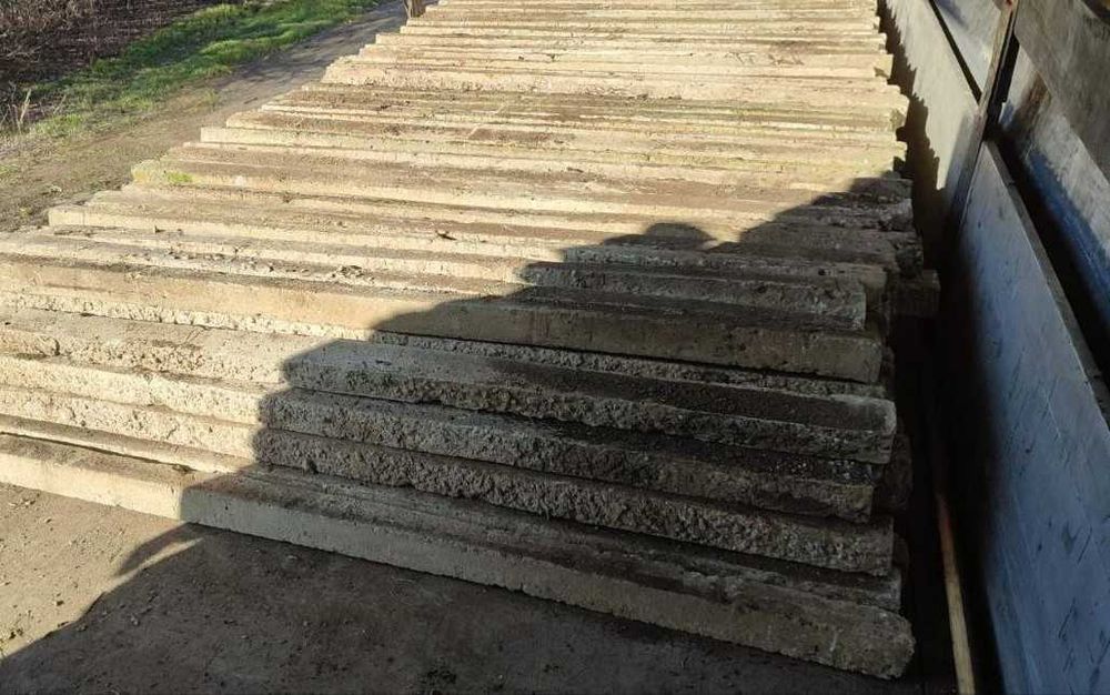 Стовпи на паркан забор стовпчики огорожа сітка сетка дріт столб