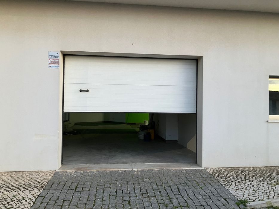Portão de garagem com motor elétrico
