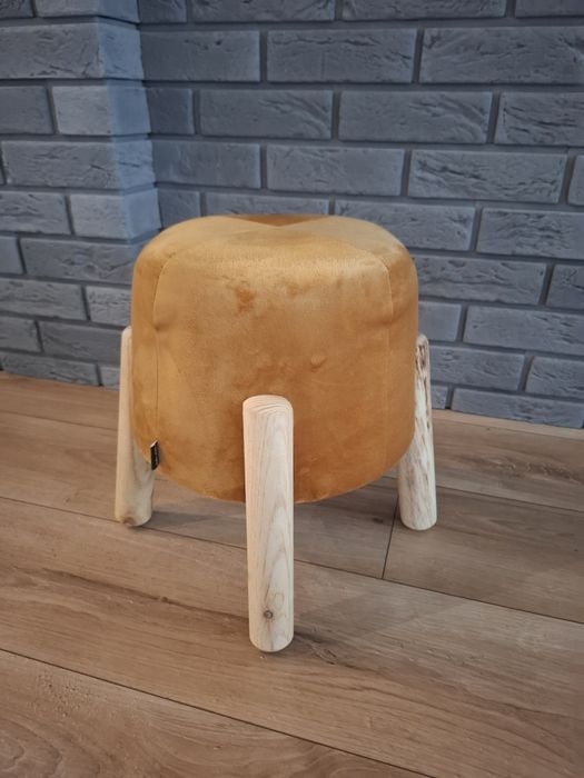 Levine stołek miodowy Selsey puf musztardowy welur